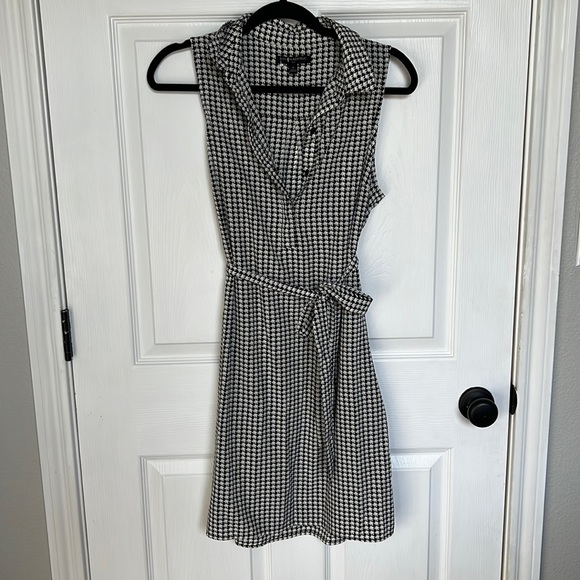 BLACK & WHITE ELEPHANT DRESS with Collar and Waist Tie Banana Republic Size 8 - Picture 1 of 5